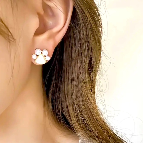 Pearlescent paw earrings gold tone NWT - Picture 3 of 9